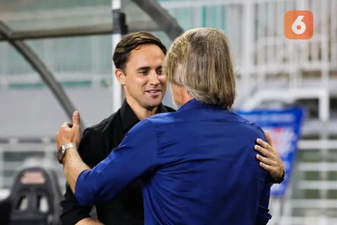 Pelatih kepala Persebaya Surabaya, Paul Munster saat menghadapi Persita Tangerang pada laga pekan ke-25 BRI Liga 1 2023/2024 di Stadion Indomilk Arena, Tangerang, Jumat (23/2/2024). (Bola.