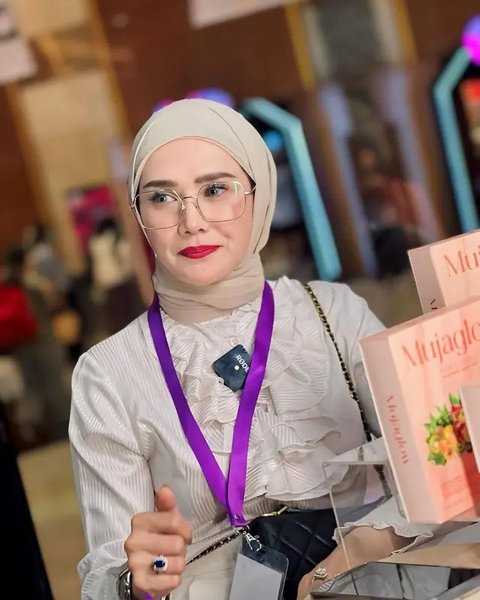 Potret Mulan Jameela Pakai Cincin Blue Sapphire, Elegan dalam Berbagai Momen (sumber: Instagram/mulanjameela1/rezaazrumakeup)
