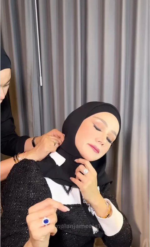 Potret Mulan Jameela Pakai Cincin Blue Sapphire, Elegan dalam Berbagai Momen (sumber: Instagram/mulanjameela1/rezaazrumakeup)