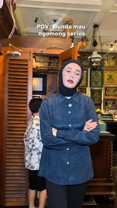 Potret Mulan Jameela Pakai Cincin Blue Sapphire, Elegan dalam Berbagai Momen (sumber: Instagram/mulanjameela1/rezaazrumakeup)
