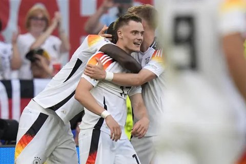 Gelandang Bayer Leverkusen asal Jerman bernomor punggung 10, Florian Wirtz, melakukan pemanasan sebelum pertandingan divisi pertama Bundesliga Jerman antara Bayer Leverkusen dan Union Berl