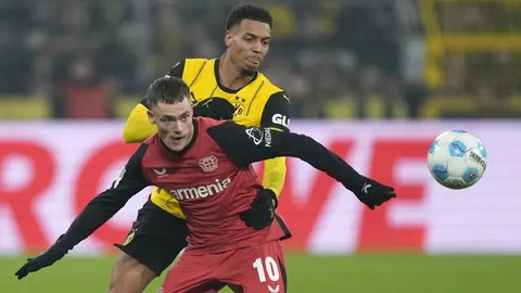 Gelandang Bayer Leverkusen asal Jerman bernomor punggung 10, Florian Wirtz, melakukan pemanasan sebelum pertandingan divisi pertama Bundesliga Jerman antara Bayer Leverkusen dan Union Berl