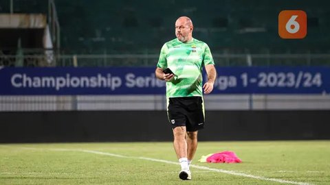 Pelatih Persib Bandung, Bojan Hodak saat menghadapi Persija Jakarta pada laga pekan ke-28 BRI Liga 1 2023/2024 di Stadion Si Jalak Harupat, Soreang, Kabupaten Bandung, Sabtu (9/3/2024). (B