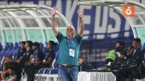Pelatih Persib Bandung, Bojan Hodak saat menghadapi Persija Jakarta pada laga pekan ke-28 BRI Liga 1 2023/2024 di Stadion Si Jalak Harupat, Soreang, Kabupaten Bandung, Sabtu (9/3/2024). (B