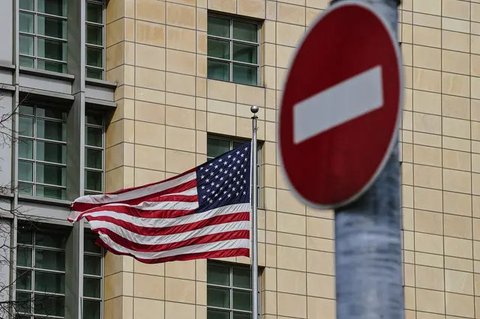 Bendera Iran di luar gedung yang menampung reaktor fasilitas nuklir Bushehr di kota pelabuhan selatan Iran Bushehr pada tahun 2007 AFP / BEHROUZ MEHRI