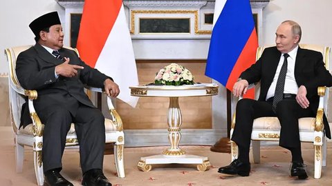 Dalam foto yang disebarkan oleh kantor berita Rusia Sputnik ini memperlihatkan Presiden Republik Indonesia Prabowo Subianto (kiri) berbincang dengan Presiden Rusia Vladimir Putin di Saint Peterburg pada 19 Juni 2025. (Sergei BOBYLYOV/POOL/AFP)