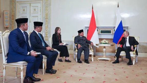 Dalam pertemuan tersebut Presiden Prabowo didampingi Sekretaris Kabinet Teddy Indra Wijaya dan Menteri Luar Negeri Sugiono. (Vyacheslav PROKOFYEV/POOL/AFP)
