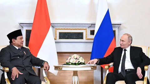 Presiden Prabowo juga menyampaikan terima kasih kepada Putin atas undangan yang diberikan kepadanya. Ia menilai, hubungan kedua negara ini terus mengalami kemajuan di berbagai bidang, salah satunya ekonomi. (Sergei BOBYLYOV/POOL/AFP)