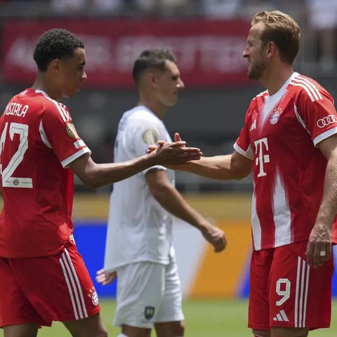 Para pemain Bayern Munchen berpose untuk foto tim sebelum pertandingan Grup C Piala Dunia Antarklub antara Bayern Munchen dan Auckland City di Cincinnati, Minggu, 15 Juni 2025. (