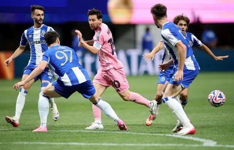 Pemain Inter Miami Lionel Messi melakukan selebrasi usai mencetak gol dalam laga Grup A Piala Dunia Antarklub melawan Porto di Atlanta, Jumat, 20 Juni 2025. (AP Photo/Mike Stewar