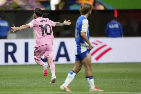 Pemain Inter Miami Lionel Messi melakukan selebrasi usai mencetak gol dalam laga Grup A Piala Dunia Antarklub melawan Porto di Atlanta, Jumat, 20 Juni 2025. (AP Photo/Mike Stewar