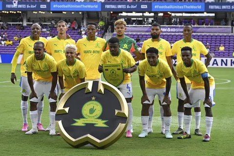 Para pemain Borussia Dortmund berbaris untuk foto tim sebelum pertandingan Grup F Piala Dunia Antarklub antara Fluminense dan Borussia Dortmund di East Rutherford, N.J., Selasa, 17 Juni 20