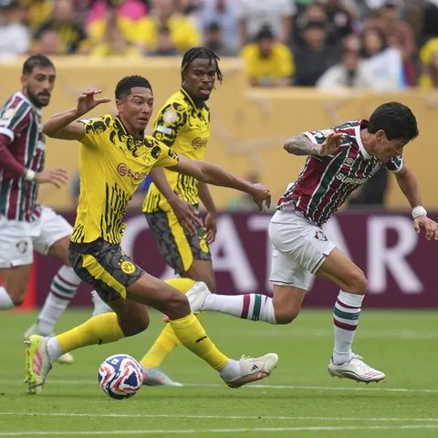 Para pemain Borussia Dortmund berbaris untuk foto tim sebelum pertandingan Grup F Piala Dunia Antarklub antara Fluminense dan Borussia Dortmund di East Rutherford, N.J., Selasa, 17 Juni 20