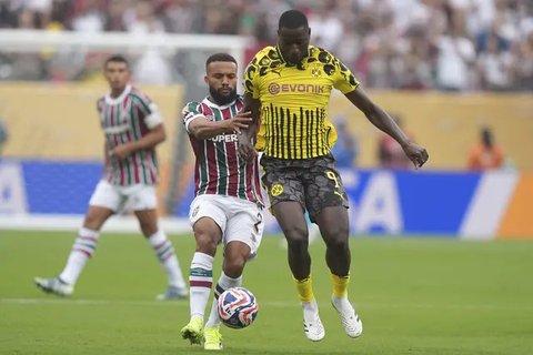 Para pemain Borussia Dortmund berbaris untuk foto tim sebelum pertandingan Grup F Piala Dunia Antarklub antara Fluminense dan Borussia Dortmund di East Rutherford, N.J., Selasa, 17 Juni 20
