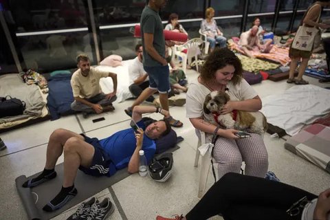 Orang-orang berlindung di stasiun kereta bawah tanah saat sirene serangan udara memperingatkan akan adanya serangan dari Iran, di Ramat Gan, dekat Tel Aviv, Israel, Rabu, 18 Juni 2025. (AP Ph
