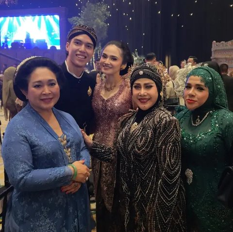 Potret Artis 90an yang Hadir di Ngunduh Mantu Al Ghazali dan Alyssa Daguise/Instagram/@elvy_sukaesih
