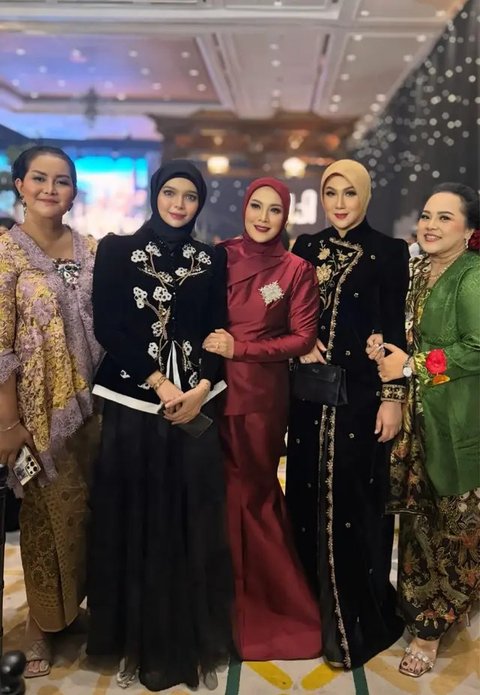 Potret Artis 90an yang Hadir di Ngunduh Mantu Al Ghazali dan Alyssa Daguise/Instagram/@elvy_sukaesih