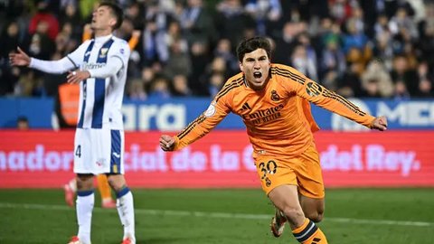 Penyerang Real Madrid, Kylian Mbappe, dalam pertandingan La Liga melawan Villarreal di El Madrigal, Minggu dini hari WIB (16-3-2025). (Bola.com/X realmadriden)