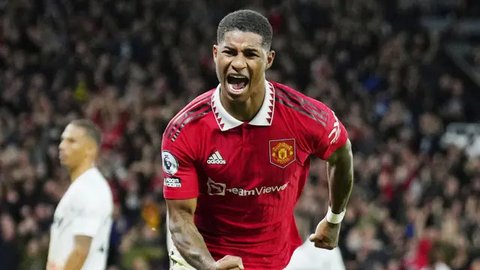 Marcus Rashford bersiap untuk pertandingan Premier League antara Manchester United melawan Newcastle pada Selasa, 31 Desember 2024.