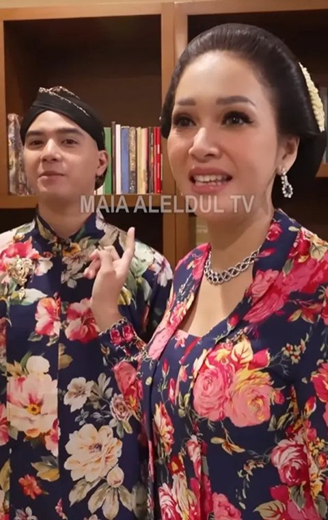 Jadi pusat perhatian di siraman Al Ghazali, intip makna Blue Sapphire, batu cinta dan kesetiaan yang dipakai Maia Estianty. [@alghazali7].