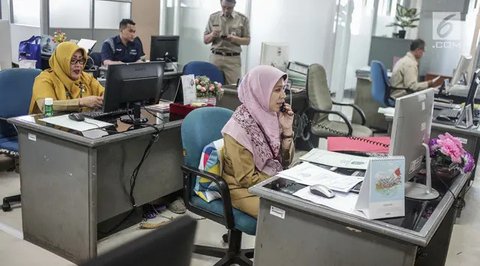 Sejumlah Pegawai Negeri Sipil (PNS) Pemprov DKI Jakarta berakitivitas di Balaikota, Jakarta, Senin (10/6/2019). PNS kembali berdinas di masing-masing instansinya pada hari pertama kerja usai