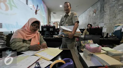 Sejumlah Pegawai Negeri Sipil (PNS) Pemprov DKI Jakarta berakitivitas di Balaikota, Jakarta, Senin (10/6/2019). PNS kembali berdinas di masing-masing instansinya pada hari pertama kerja usai