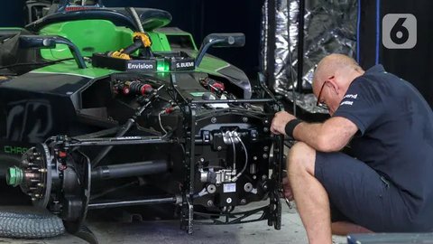 Salah satu kru melakukan pemeliharaan mobil balap listrik Formula E Gen3 Evo usai Free Practice 1 jelang ajang Formula E World Championship seri ke-12 musim 2024-2025 di pit lane Jakarta International E-Prix Circuit (JIEC) di Ancol, Jakarta, Jumat (20/6/2025). (Liputan6.com/Herman Zakharia)
