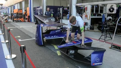 Berbeda dengan Formula 1 (F1), mobil balap Formula E ditenagai oleh listrik. (Liputan6.com/Herman Zakharia)