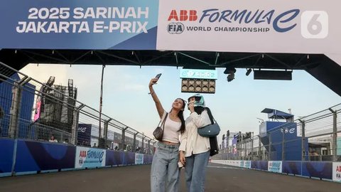 FOTO: Antusiasme Warga Saksikan Sesi Latihan Balap Formula E 2025 di Jakarta