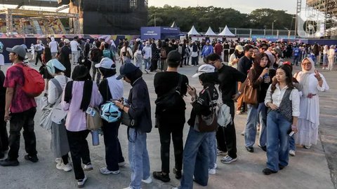 FOTO: Antusiasme Warga Saksikan Sesi Latihan Balap Formula E 2025 di Jakarta