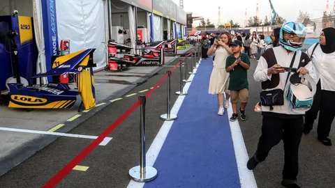FOTO: Antusiasme Warga Saksikan Sesi Latihan Balap Formula E 2025 di Jakarta