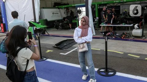 FOTO: Antusiasme Warga Saksikan Sesi Latihan Balap Formula E 2025 di Jakarta