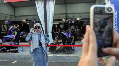 FOTO: Antusiasme Warga Saksikan Sesi Latihan Balap Formula E 2025 di Jakarta