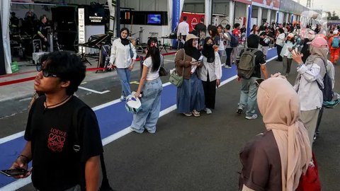FOTO: Antusiasme Warga Saksikan Sesi Latihan Balap Formula E 2025 di Jakarta