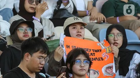 FOTO: Antusiasme Warga Saksikan Sesi Latihan Balap Formula E 2025 di Jakarta