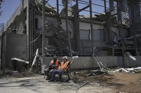 Kerusakan di Institut Sains Weizmann di Rehovot, Israel, akibat serangan rudal Iran, Kamis (19/6/2025). (Dok. AP/Maya Alleruzzo)