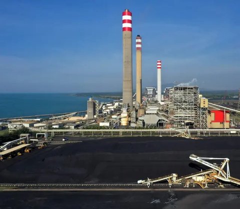 Tim UPT PLN melakukan upaya penyambungan kembali kabel listrik yang putus akibat gempa Cianjur di kawasan Cugenang, Kabupaten Cianjur, Jawa Barat, Selasa (22/11/2022). PLN terus mengupayakan