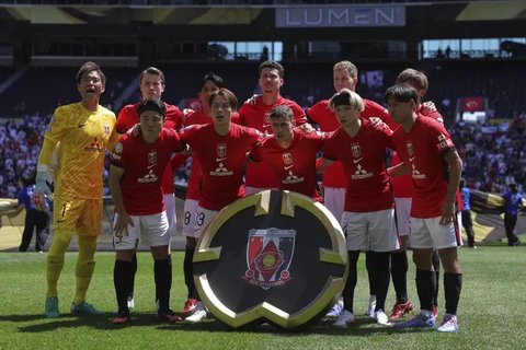 Pelatih Inter Milan, Cristian Chivu, memberikan instruksi kepada para pemainnya dalam pertandingan Grup E Piala Dunia Antarklub antara Monterrey dan Inter Milan di Pasadena, California, Se