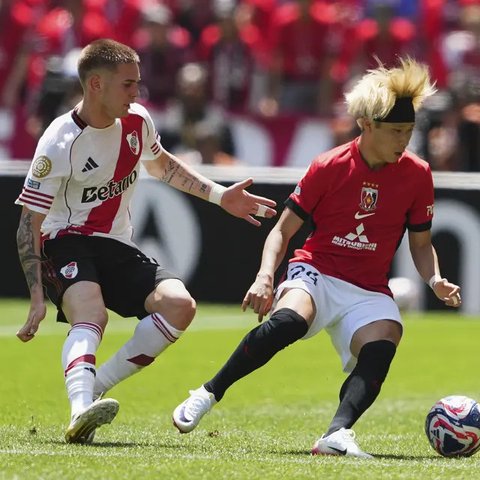 Pelatih Inter Milan, Cristian Chivu, memberikan instruksi kepada para pemainnya dalam pertandingan Grup E Piala Dunia Antarklub antara Monterrey dan Inter Milan di Pasadena, California, Se