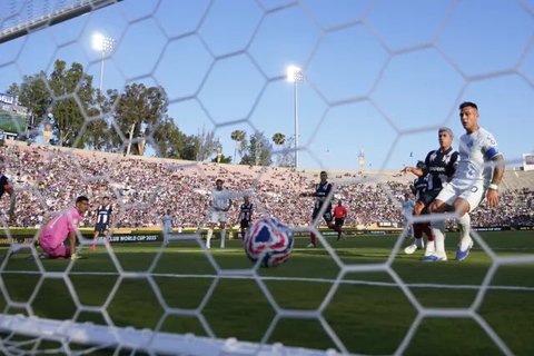 Pelatih Inter Milan, Cristian Chivu, memberikan instruksi kepada para pemainnya dalam pertandingan Grup E Piala Dunia Antarklub antara Monterrey dan Inter Milan di Pasadena, California, Se