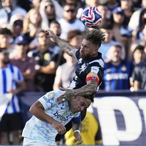 Franco Mastantuono (kanan) dari River Plate dan Yoichi Naganuma (88) dari Urawa Reds berebut bola dalam pertandingan Grup E Piala Dunia Antarklub antara River Plate dan Urawa Reds di