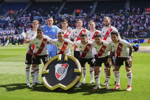 Franco Mastantuono (kanan) dari River Plate dan Yoichi Naganuma (88) dari Urawa Reds berebut bola dalam pertandingan Grup E Piala Dunia Antarklub antara River Plate dan Urawa Reds di