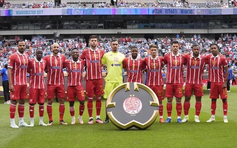 Para pemain Juventus berpose untuk foto tim jelang pertandingan Grup G Piala Dunia Antarklub melawan Al Ain di Washington, Rabu, 18 Juni 2025. (AP Photo/Nick Wass)