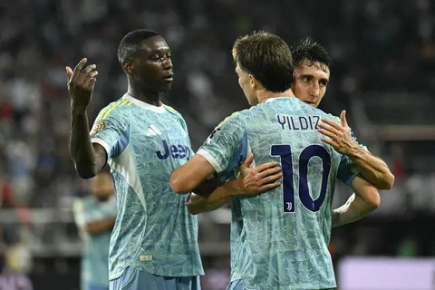 Para pemain Juventus berpose untuk foto tim jelang pertandingan Grup G Piala Dunia Antarklub melawan Al Ain di Washington, Rabu, 18 Juni 2025. (AP Photo/Nick Wass)