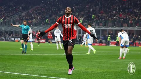 Pemain AC Milan, Rafael Leao melakukan selebrasi setelah mencetak gol ke gawang Red Star Belgrade pada laga Liga Champions 2024/2025 di San Siro, Milan, Italia, Kamis (12/12/2024) WIB. (AP Ph