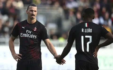Pemain AC Milan, Rafael Leao melakukan selebrasi setelah mencetak gol ke gawang Red Star Belgrade pada laga Liga Champions 2024/2025 di San Siro, Milan, Italia, Kamis (12/12/2024) WIB. (AP Ph