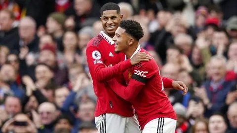Pemain Chelsea, Reggie Walsh (kiri) merayakan kemenangan atas Djurgardens bersama rekannya, Jadon Sancho dalam laga leg 1 semifinal Conference League 2024/2025 di 3Arena, Stockholm, Swedia, K