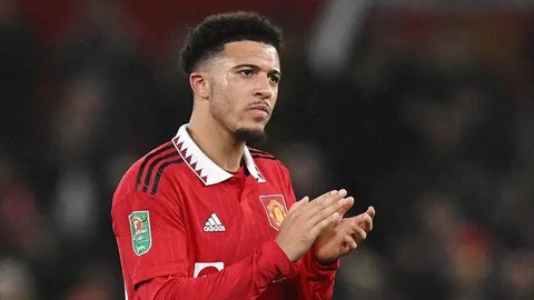 Pemain Chelsea, Reggie Walsh (kiri) merayakan kemenangan atas Djurgardens bersama rekannya, Jadon Sancho dalam laga leg 1 semifinal Conference League 2024/2025 di 3Arena, Stockholm, Swedia, K