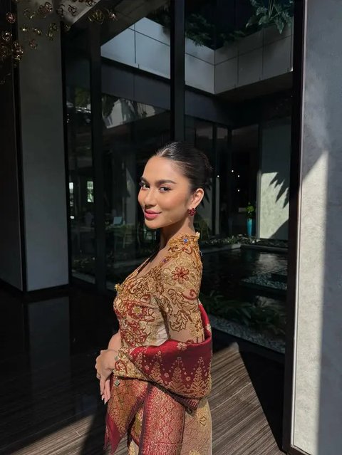 6 Momen Kebaya Azizah Salsha yang Memikat, Elegan dalam Balutan Kain Tradisi (sumber: Instagram/azizahsalsha_ )