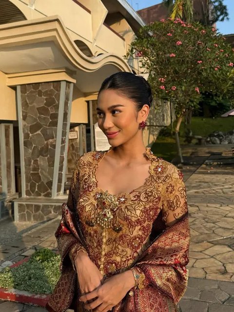 6 Momen Kebaya Azizah Salsha yang Memikat, Elegan dalam Balutan Kain Tradisi (sumber: Instagram/azizahsalsha_ )